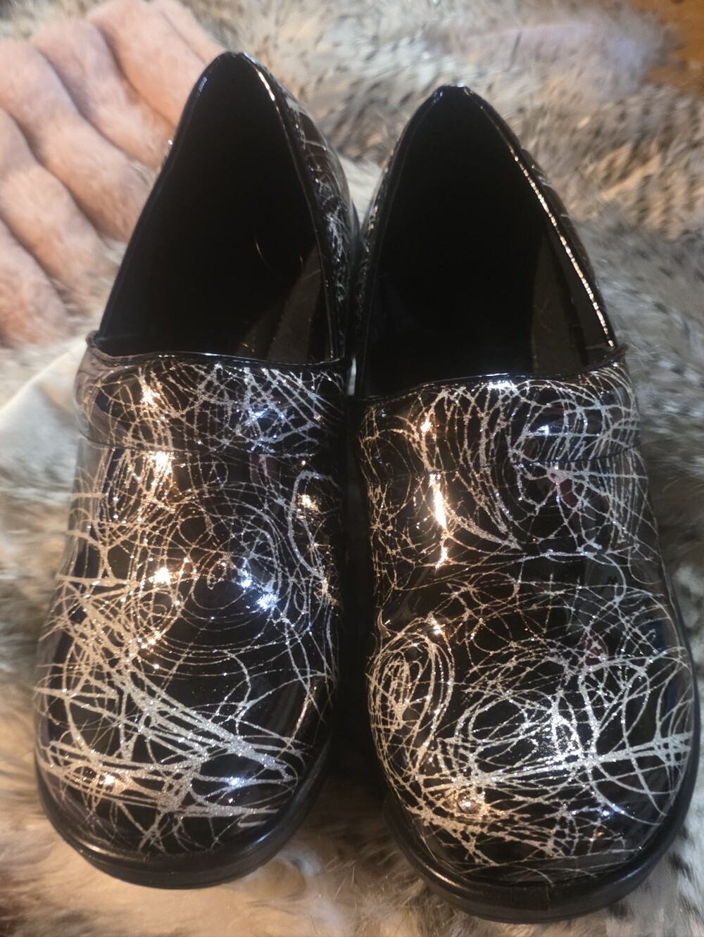 Savvy Womens Brandy Nursing Shoes, Black Scribble